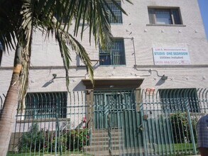 Building Photo - Newly remodel Studio ready to move in..