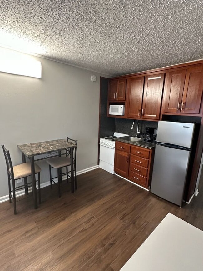 Building Photo - FURNISHED Studio @ University Towers Available FALL 2026!