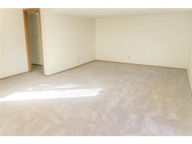 Building Photo - 9 Heights Rd NE