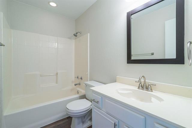 Building Photo - 2507 Meadowview Dr