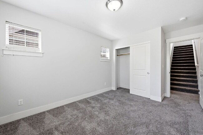 Building Photo - 3BR/2.5BA Townhome in Larkspur — Old Mill, Downtown & Bachelor All Close By