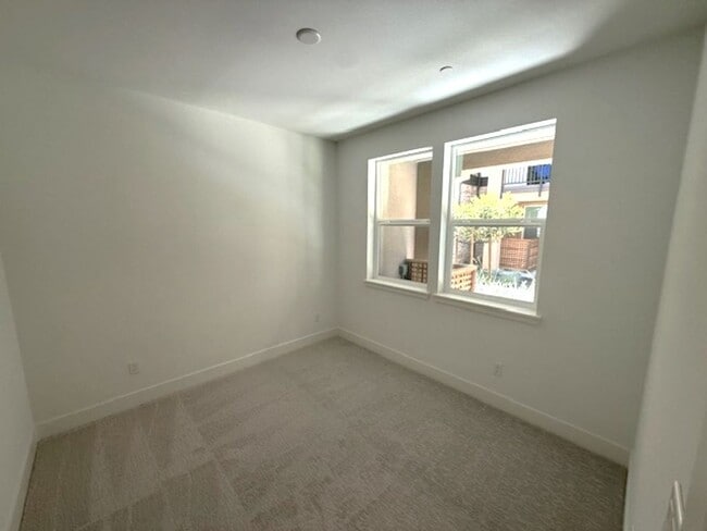 Building Photo - Brand New Townhome in Moonstone Community ...