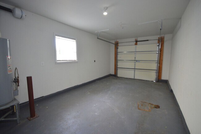 Building Photo - 404 Hanson Rd