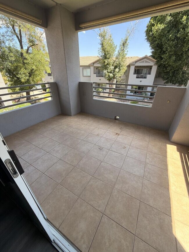 Building Photo - 7401 W Arrowhead Clubhouse Dr