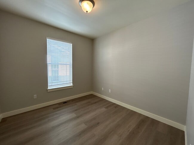 Building Photo - 1039 NE Watt Way