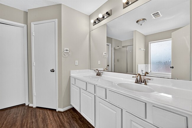 Building Photo - 17162 Summer Hollow Dr