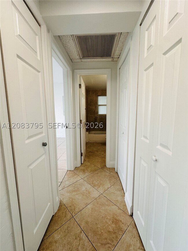 Building Photo - 946 Bay Dr E