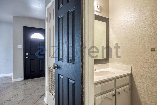 Building Photo - 815 E Sugarcane Dr