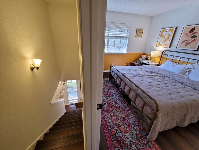 Building Photo - 1015 E Yager Ln