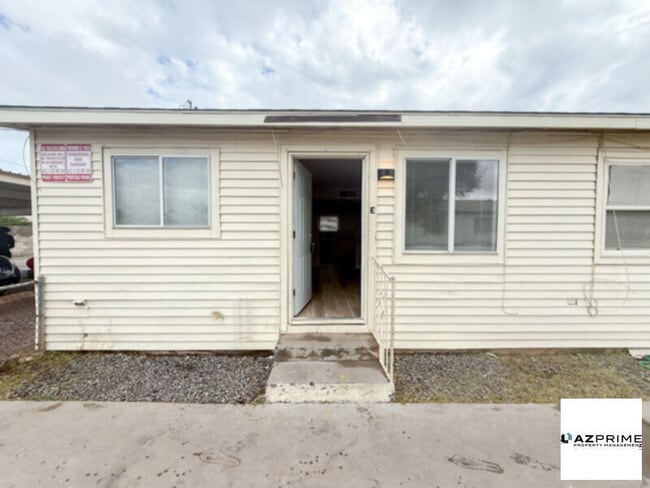 Building Photo - $795 OFF FIRST MONTH'S RENT MOVE IN SPECIAL!  Welcome to this Delightful 1/1 Phoenix Triplex Unit!