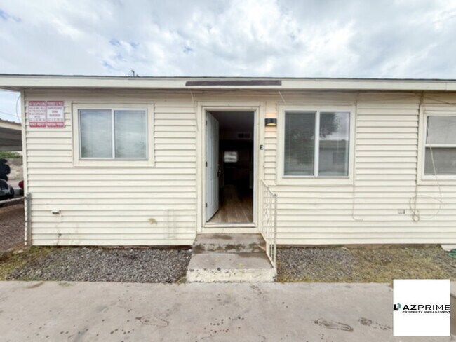 Building Photo - FREE FIRST MONTH'S RENT MOVE IN SPECIAL! Welcome to this Delightful 1/1 Phoenix Triplex Unit!