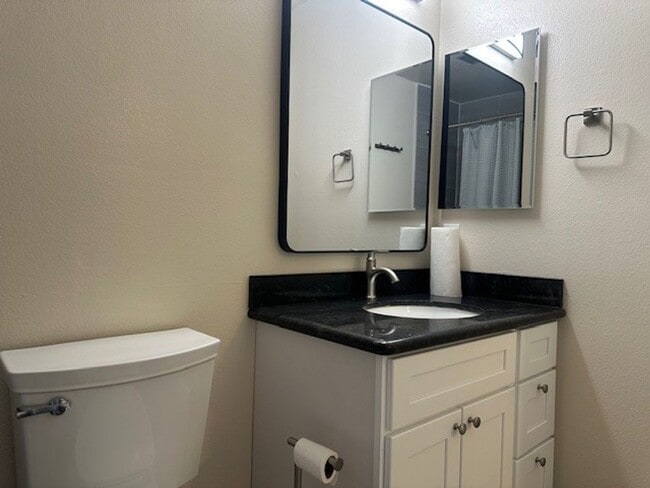 Building Photo - Beautifully Remodeled 2-Story Home in Exce...