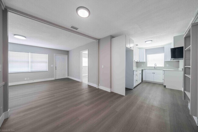 Building Photo - 510 SW 13th Pl