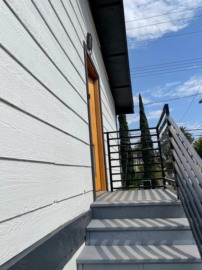 Building Photo - 1385 N Marengo Ave