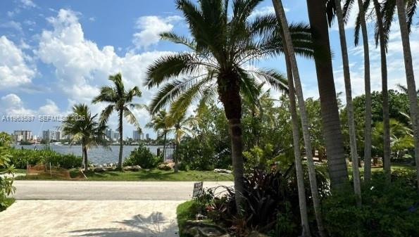 Building Photo - 827 N Southlake Dr