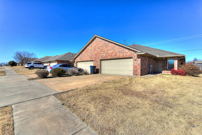 Building Photo - Spacious 3-Bedroom Duplex with Fenced Yard...