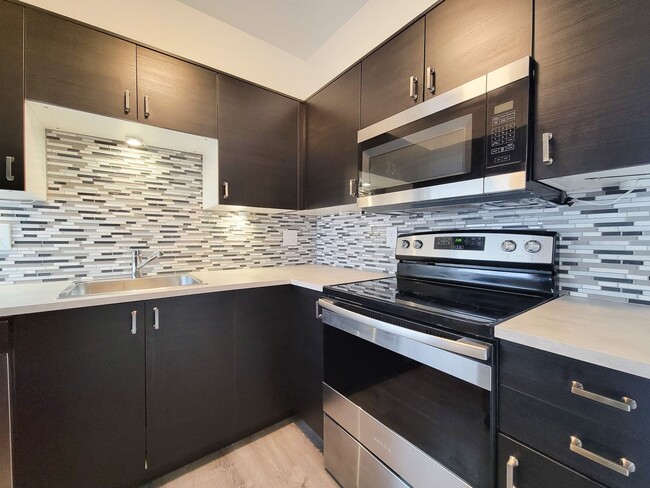 Building Photo - Completely renovated in the heart of Montrose. Spacious 1 bedroom 1 bath condo, upstairs corner u...