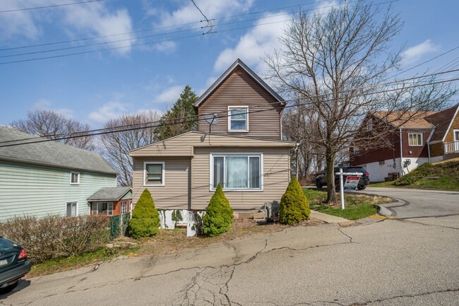 Building Photo - 2 Bedroom House in East McKeesport Availab...