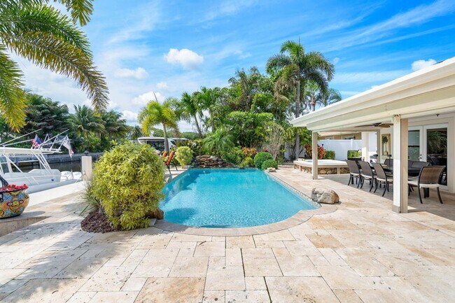 Building Photo - 2330 NE 48th St