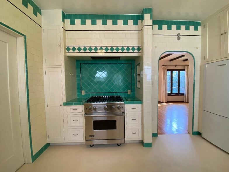 KITCHEN TO LIVING ROOM - 1841 Kelton Ave