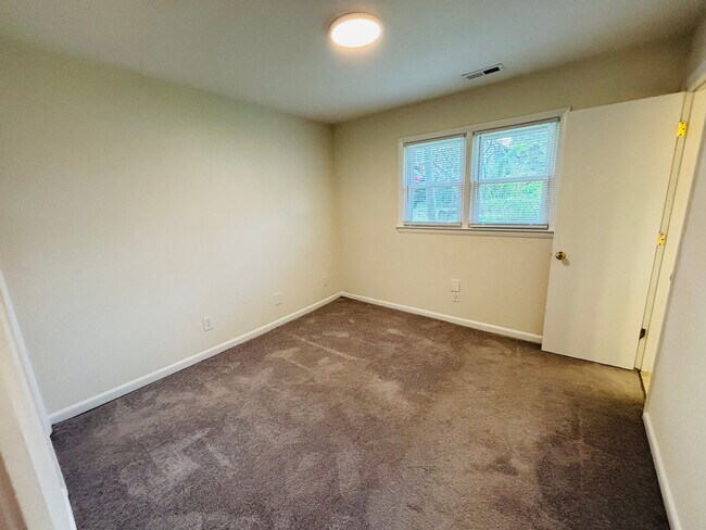 Building Photo - 100 Edgewood Ln