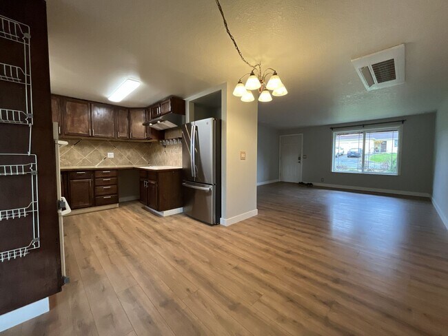 Building Photo - Beautifully Maintained Single-Level 3 Bedroom Home in North Plains Featuring Flexible Living Spac...