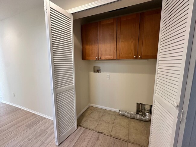 Building Photo - Immediate Move In: Spacious 3bed2bath condo Adjacent to Warner Center/Woodland Hills! Minutes to ...