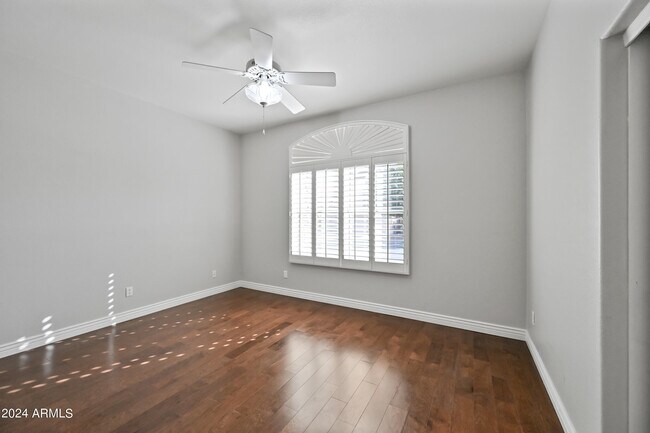 Building Photo - 6520 W Robin Ln