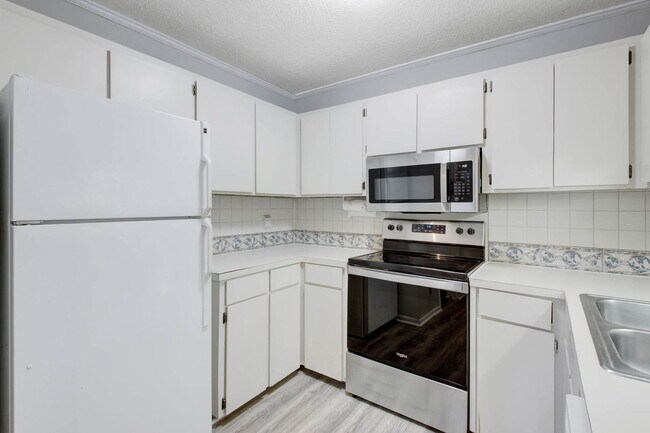 Building Photo - 7945 Parklane Ct