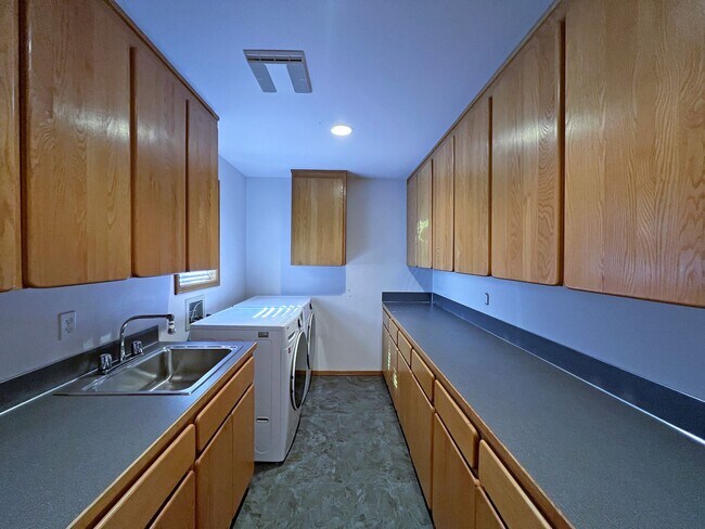 Building Photo - Stunning 4 Bedroom 2.5 Bath with Peek-a-Boo View of Puget Sound