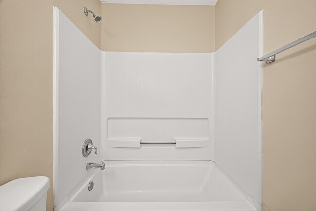 Building Photo - 18174 Woodsdale Ct