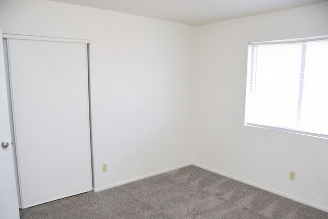 Building Photo - NORTHWEST - 2 STORY HOME - 4 BEDROOMS