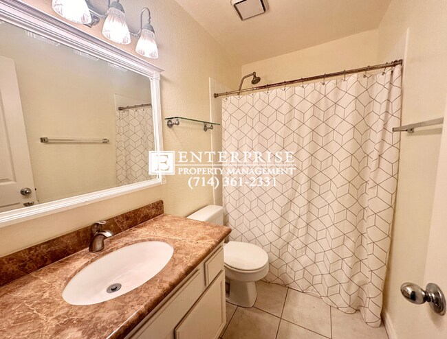 Building Photo - Top-Floor 2-Bed Condo in Huntington Beach | Walk to Beach