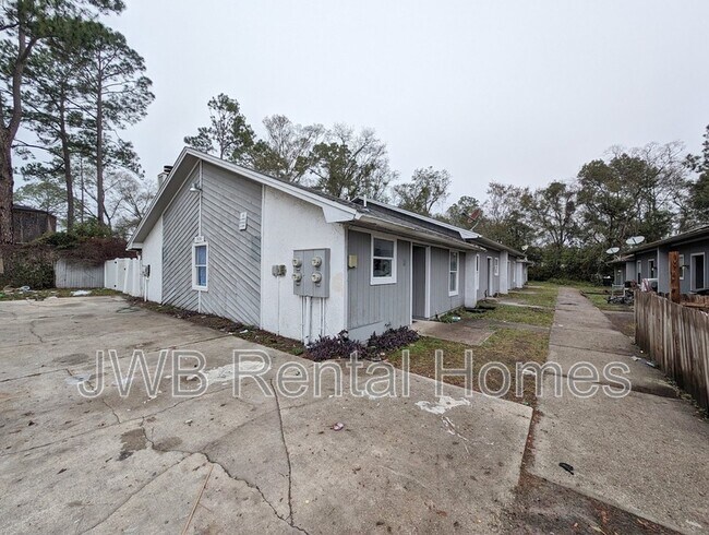 Primary Photo - 7635 Indian Lakes Dr