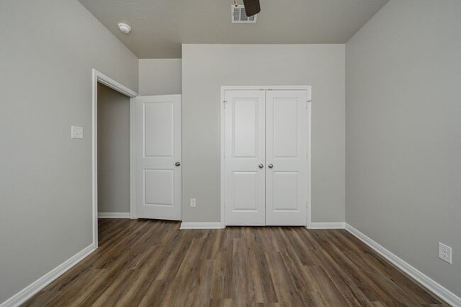 Building Photo - Bright & Cozy Townhome