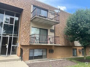 Building Photo - 2 bedroom 1.5 bath condo