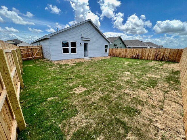 Building Photo - Beautiful 4-Bed 2-Bath Home in the Fabulou...