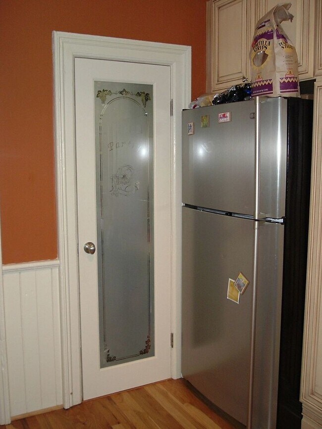 Building Photo - Darling 2br/1bath bungalow!