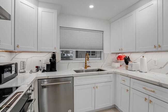 Building Photo - 401 Briny Ave