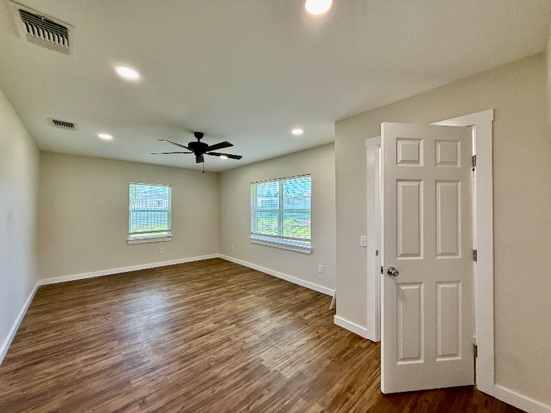 Building Photo - 3906 E Denman Ave