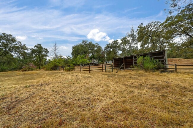Building Photo - Country living close to town