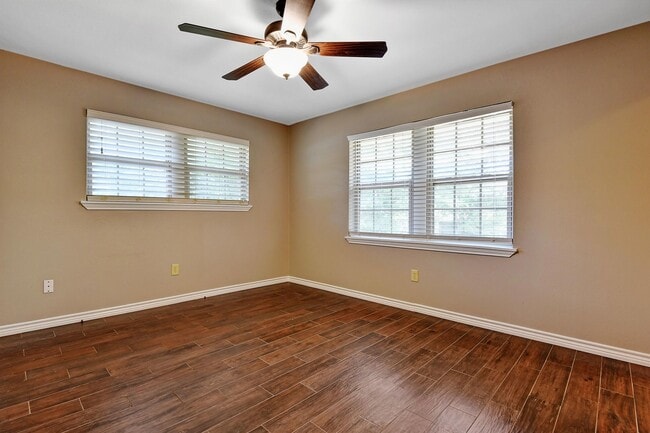 Building Photo - 820 Maple St