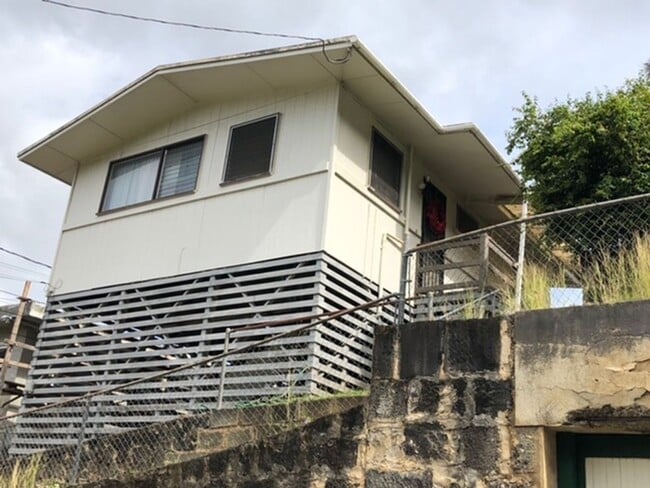 Primary Photo - 2 bedroom 1 bathroom perched on the hillsi...