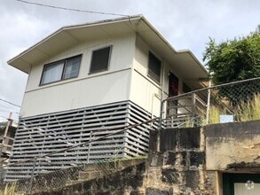 Building Photo - 2 bedroom 1 bathroom perched on the hillsi...