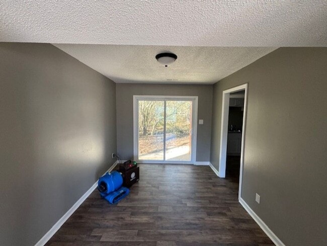 Building Photo - MOVE IN SPECIAL AVAILABLE!!