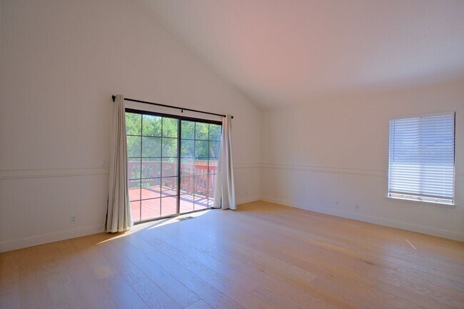 Building Photo - Gorgeous 3 Bedroom with office or separate...