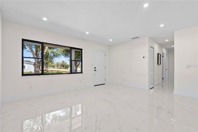 Building Photo - 8014 W Comanche Ave