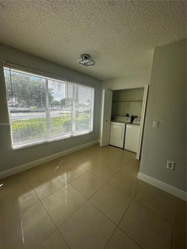 Building Photo - 12760 Vista Isles Dr