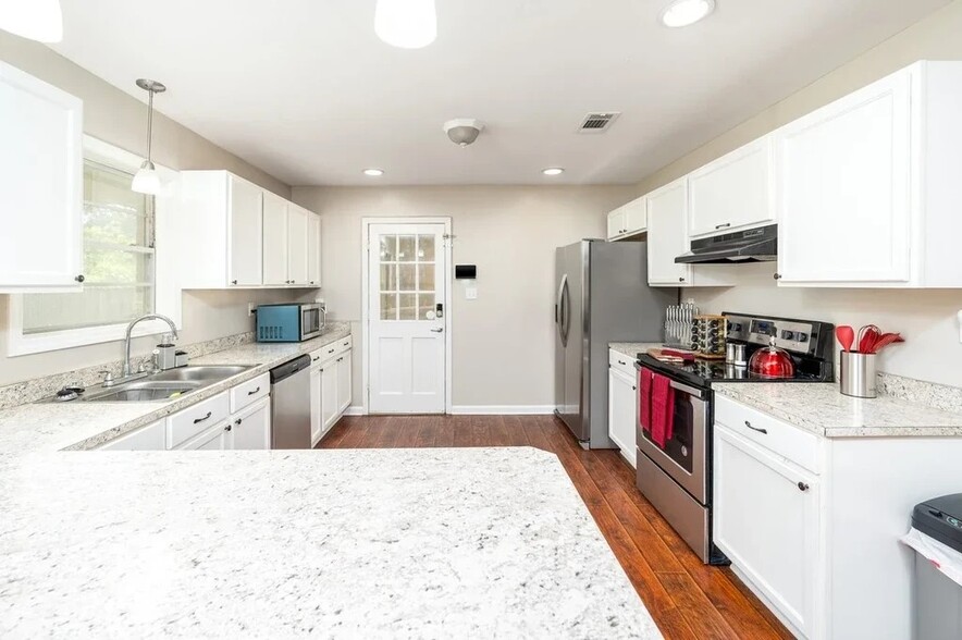Building Photo - 1704 Horseshoe Dr