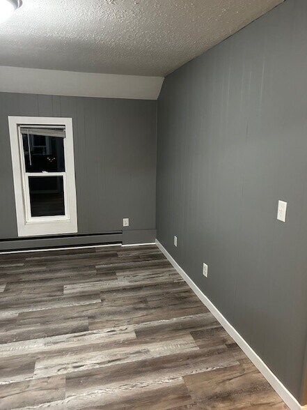 Building Photo - 902 6th Ave NE